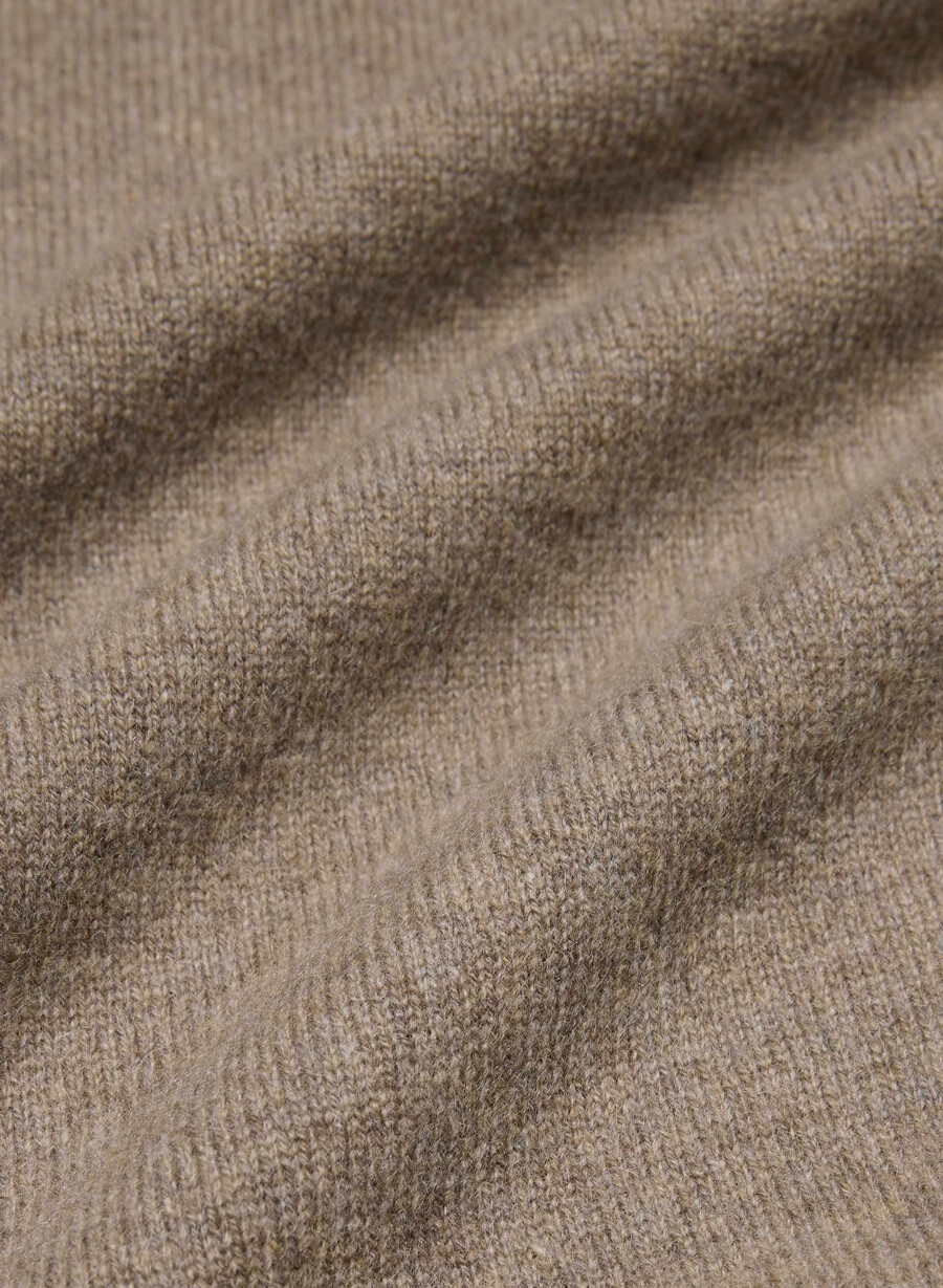 bare cashmere relaxed crew sweater ljunggrön folio brun
