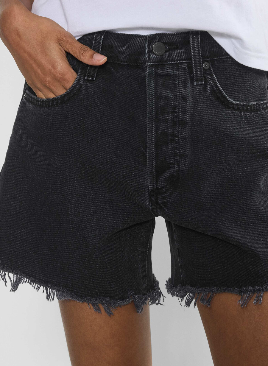 denim forum ex-pojkvännen mid thigh short svart eyeliner