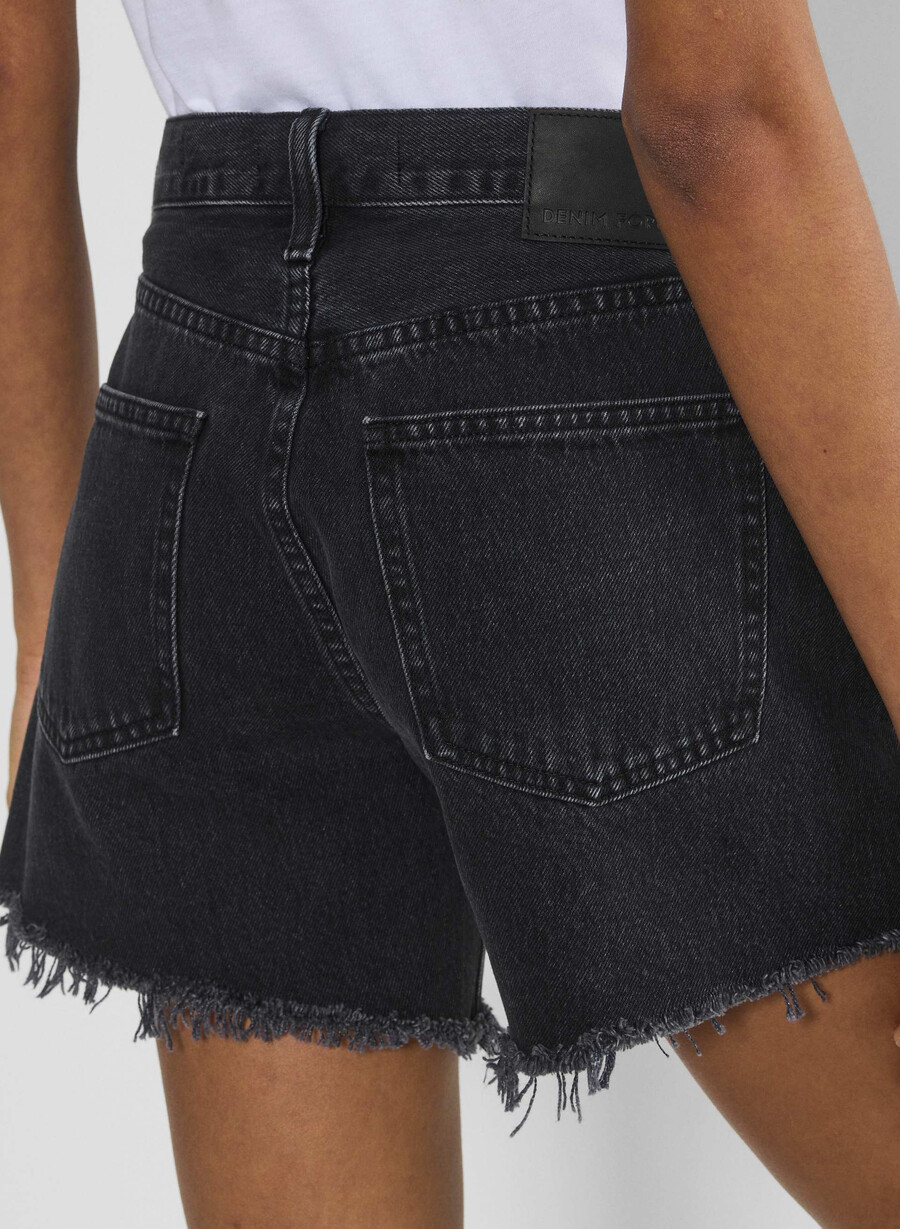 denim forum ex-pojkvännen mid thigh short svart eyeliner