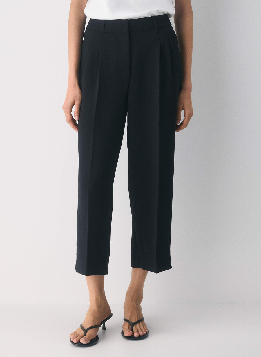the effortless pant cropped - crepette svart