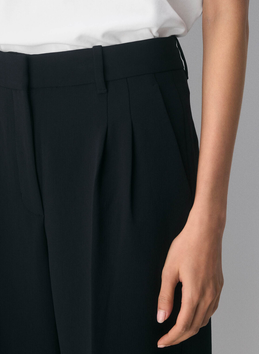 the effortless pant cropped - crepette svart