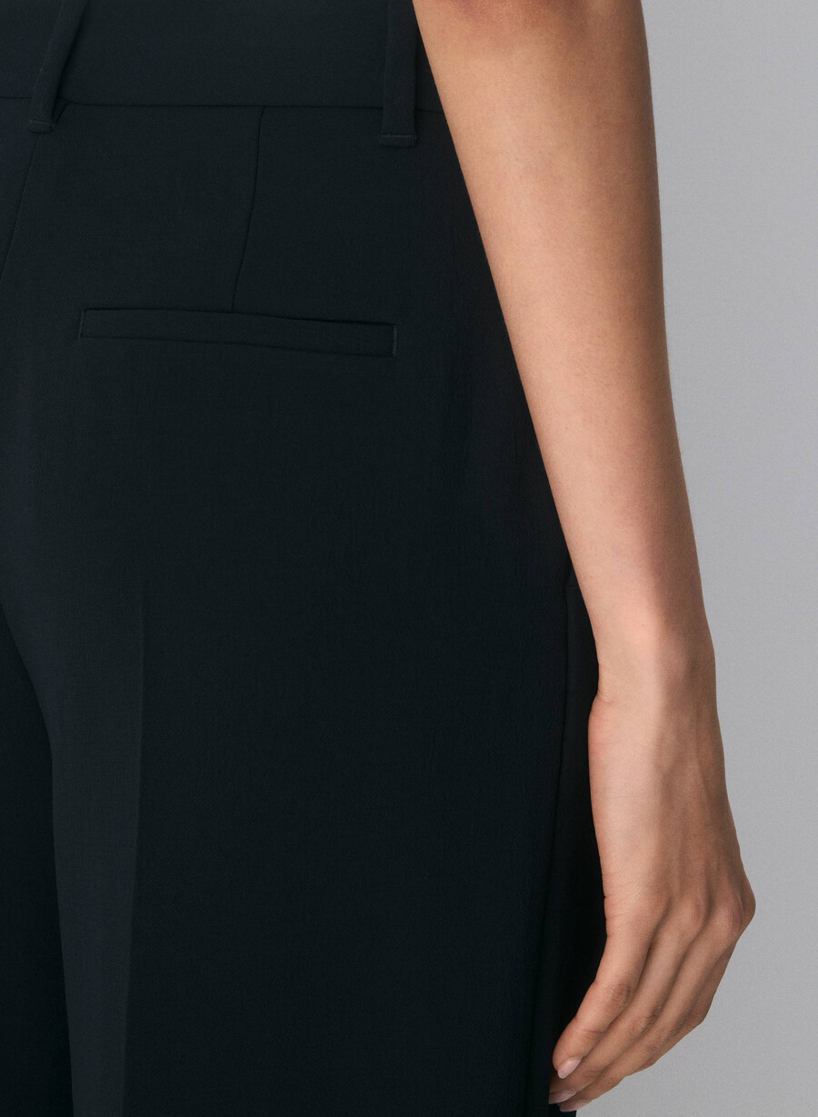 the effortless pant cropped - crepette svart