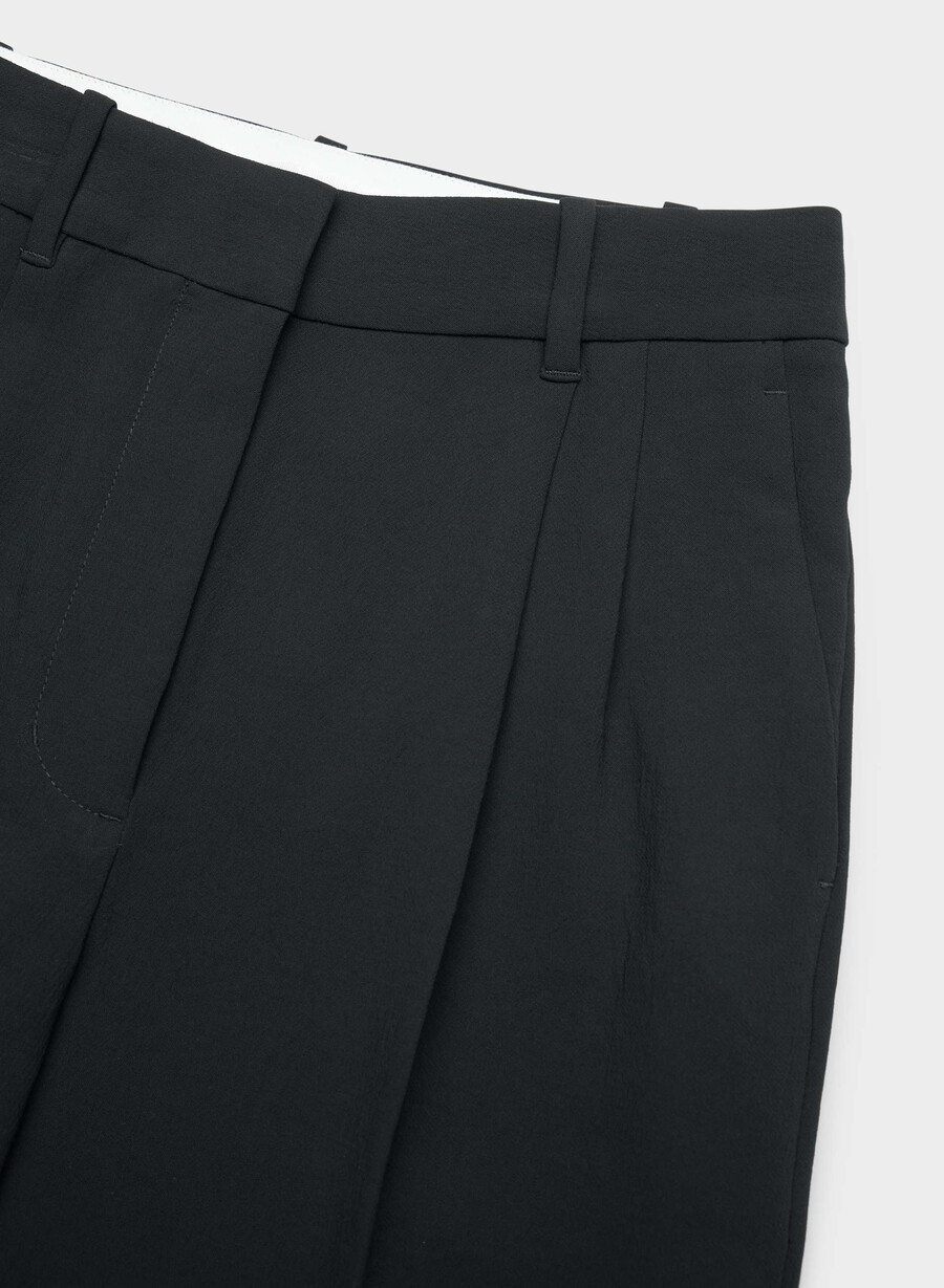 the effortless pant cropped - crepette svart