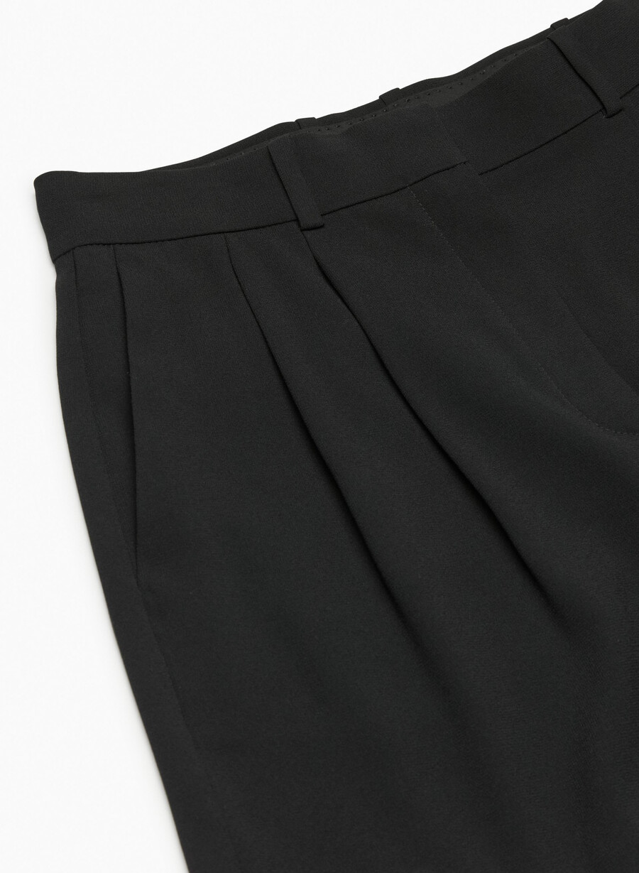 plisserade shorts till mitten av låret svart