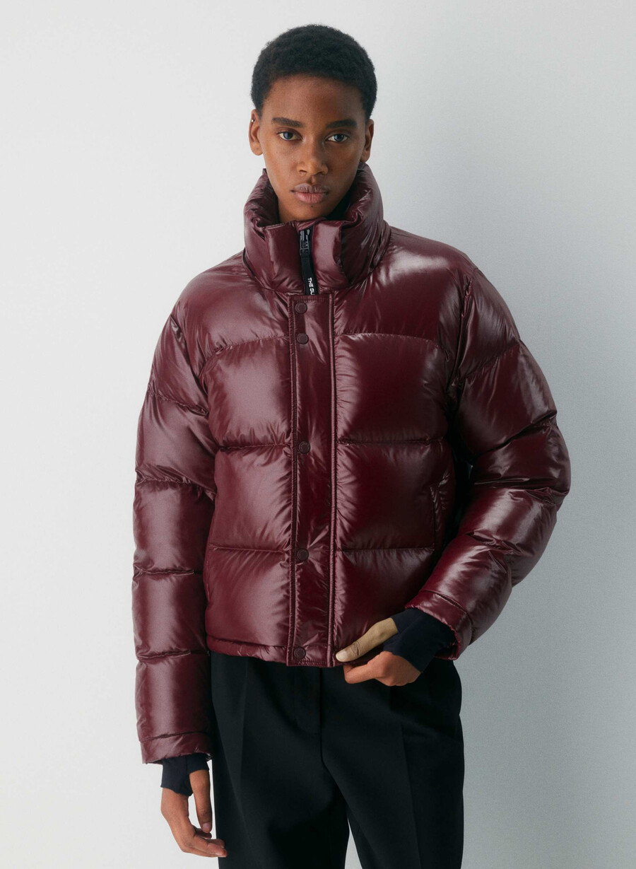 the super puff shorty - högblank plommonrÖd burgundy