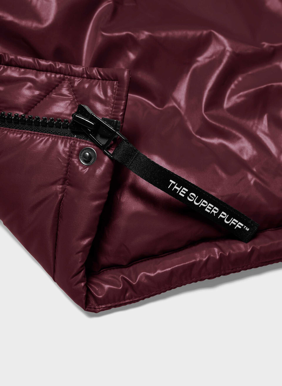 the super puff shorty - högblank plommonrÖd burgundy