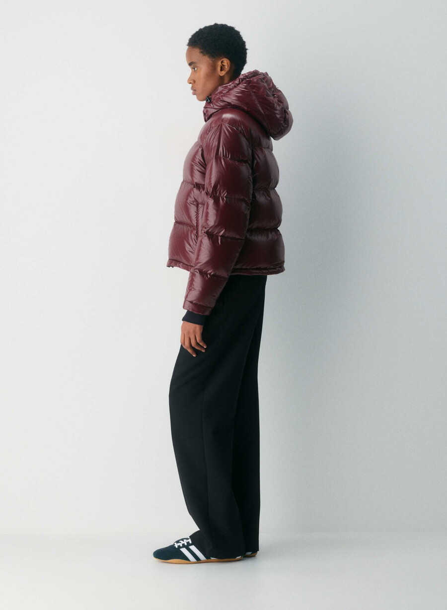 the super puff shorty - högblank plommonrÖd burgundy