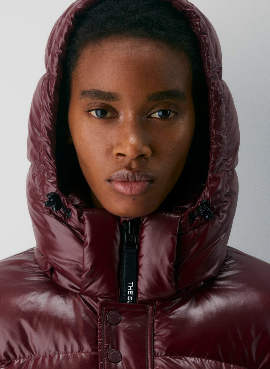 the super puff shorty - högblank plommonrÖd burgundy
