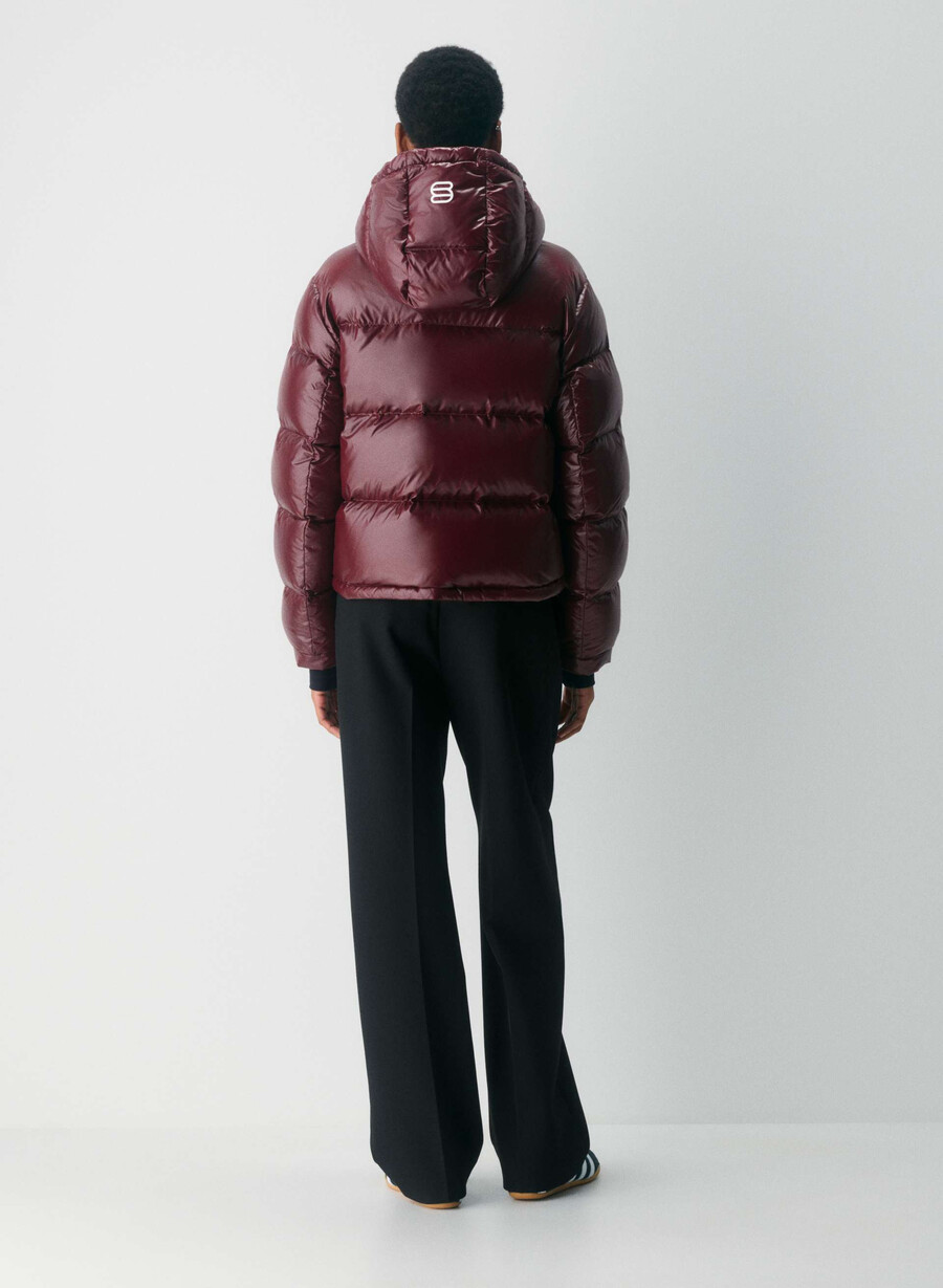 the super puff shorty - högblank plommonrÖd burgundy