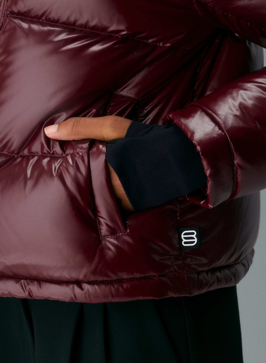 the super puff shorty - högblank plommonrÖd burgundy