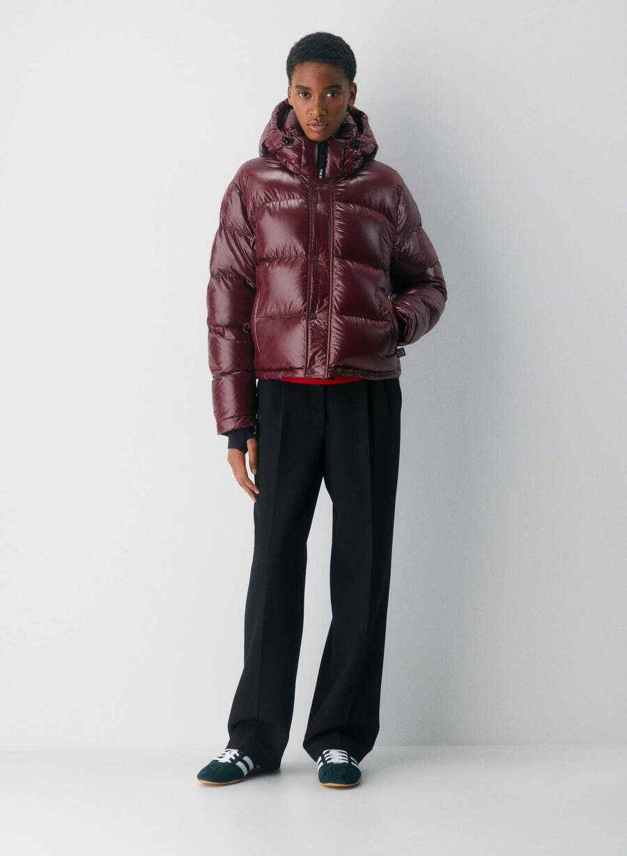 the super puff shorty - högblank plommonrÖd burgundy