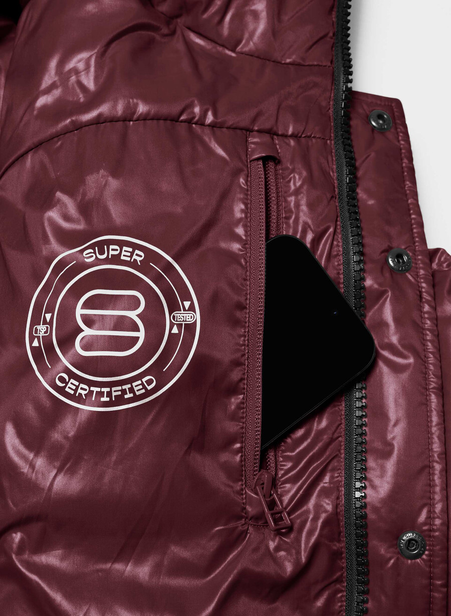 the super puff shorty - högblank plommonrÖd burgundy
