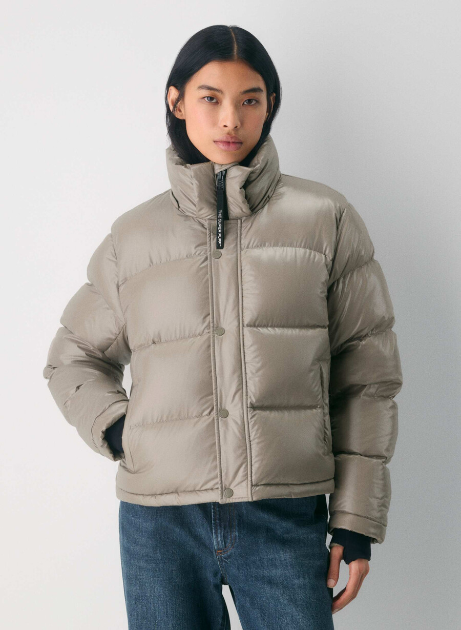 the super puff shorty - högblank modern taupe