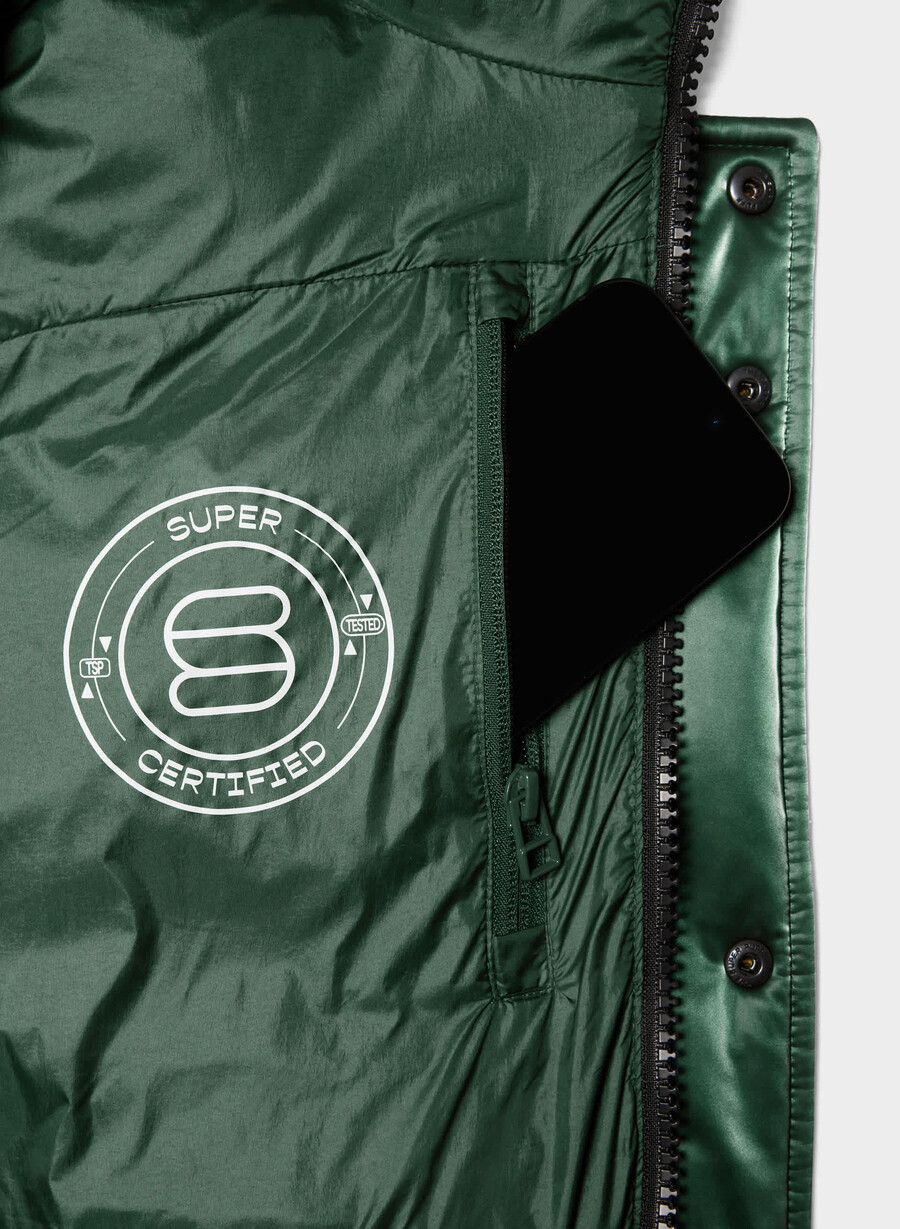 the super puff shorty - liquid shine campus green