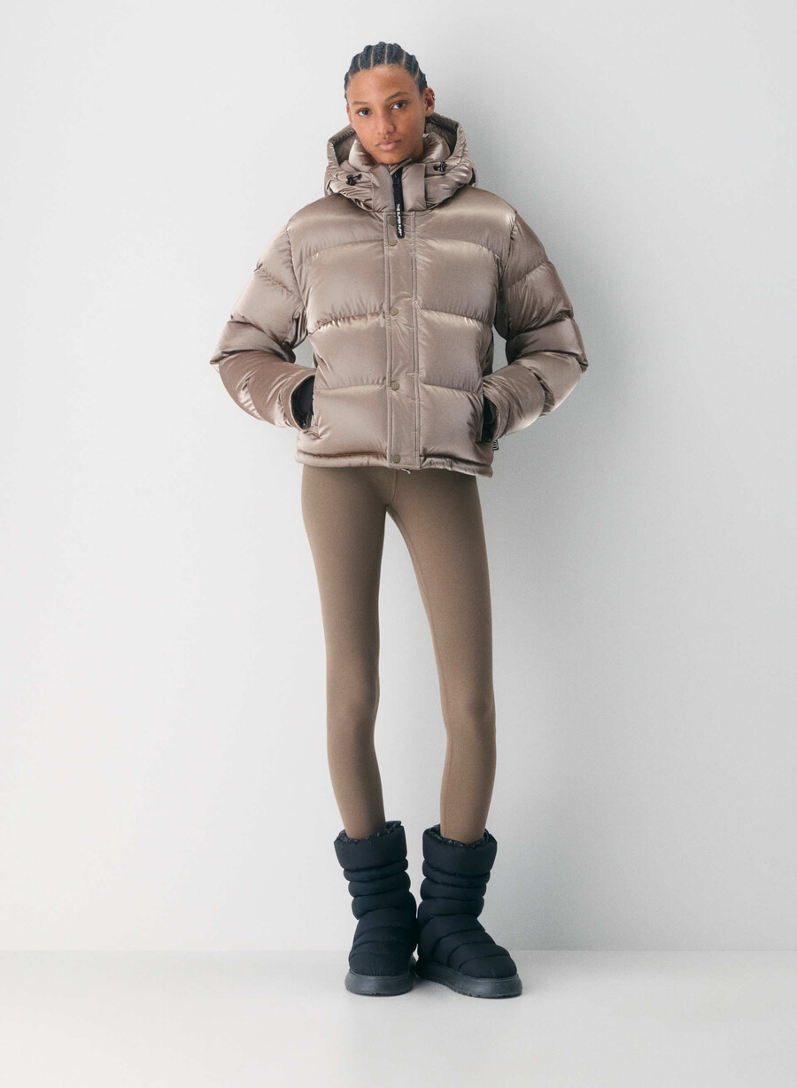 the super puff shorty - flytande glans modern taupe