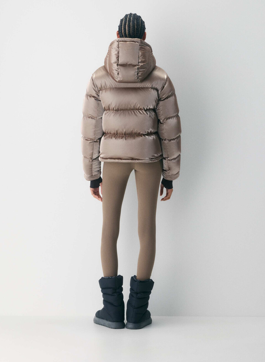 the super puff shorty - flytande glans modern taupe