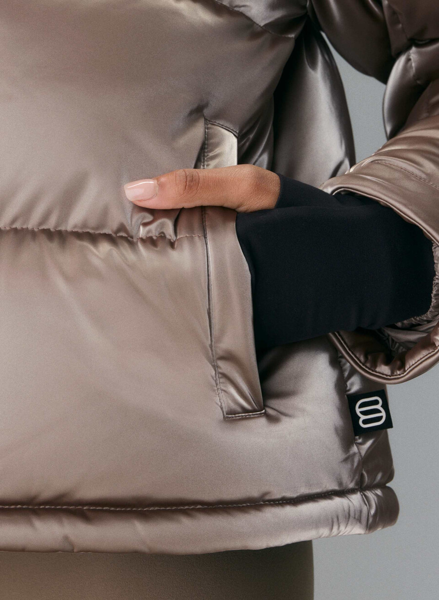 the super puff shorty - flytande glans modern taupe