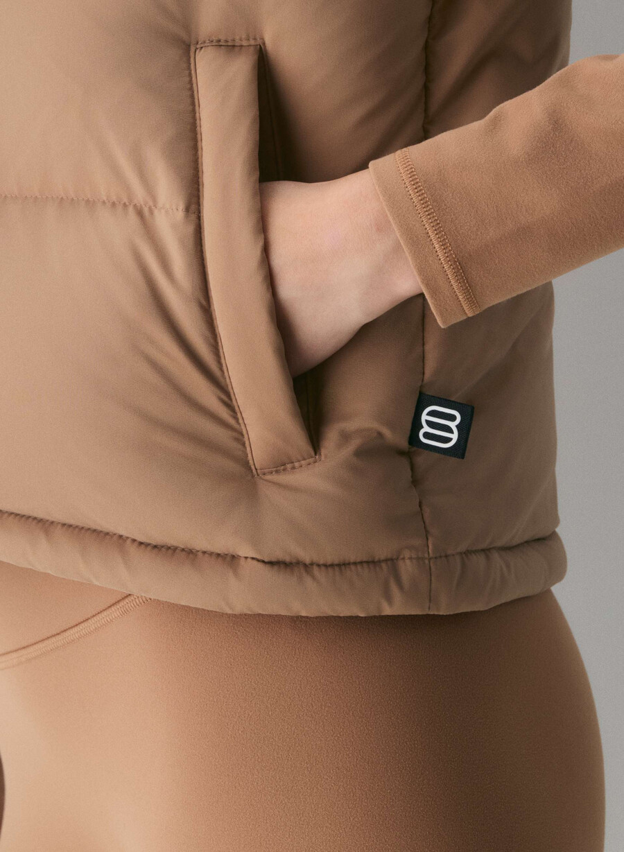 super puff shorty vest - climatte chokladmousse